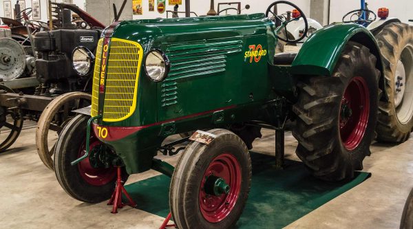 OLIVER Museo Del Tractor De poca